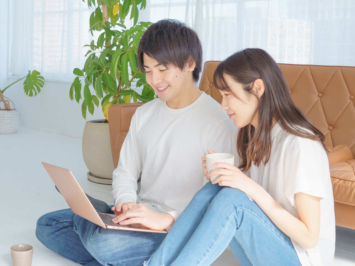結婚式の日程や人数、予算について相談するおふたり