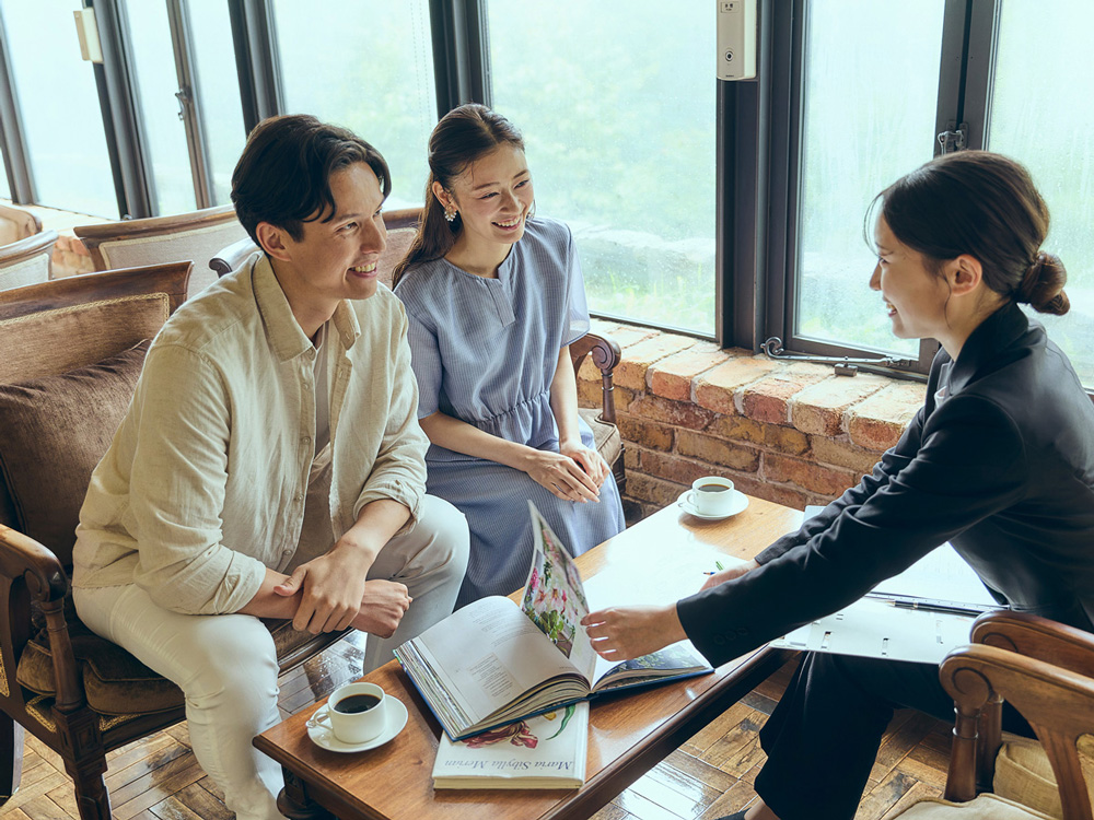 結婚式の日程や会場を決めるおふたり
